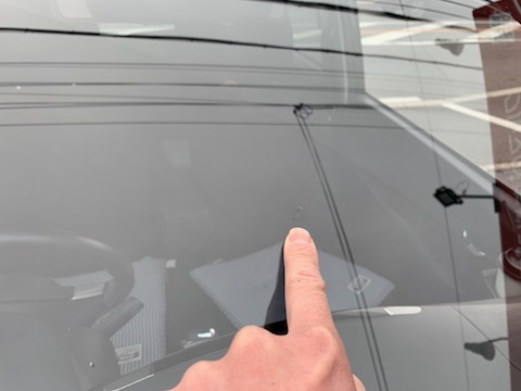 車のフロントガラスに複数の傷・割れがあっても交換より安く修理可能です！