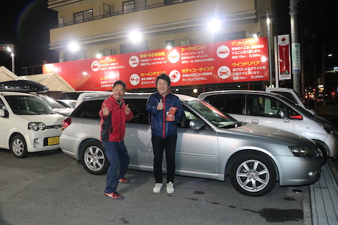 フロントガラスのヒビは、駐車中でもヒビが伸びてしまいます！早めの修理を！