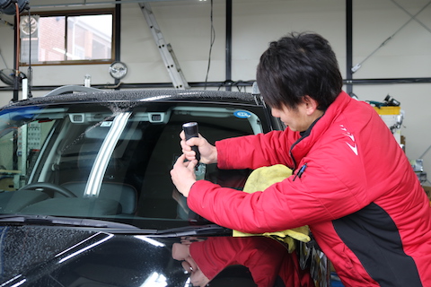 1/5より営業開始しました。休み中のフロントガラス飛び石被害を即日修理します！