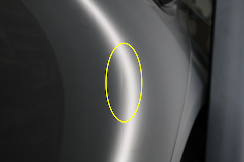 ショッピングモールの狭い駐車場でヘコミができたら、デントスマイル にお任せください。