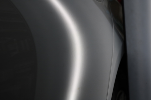 ショッピングモールの狭い駐車場でヘコミができたら、デントスマイル にお任せください。