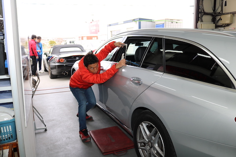 ショッピングモールの狭い駐車場でヘコミができたら、デントスマイル にお任せください。