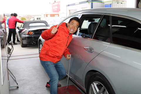 ショッピングモールの狭い駐車場でヘコミができたら、デントスマイル にお任せください。