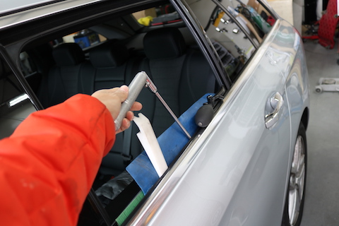 ショッピングモールの狭い駐車場でヘコミができたら、デントスマイル にお任せください。