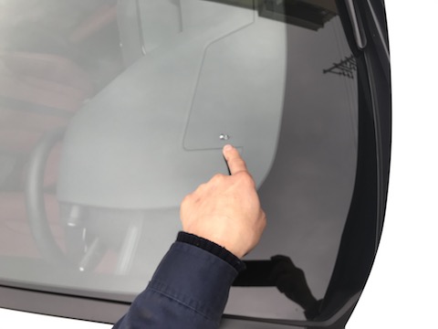 最新レクサス UX200、反対車線からの石でフロントガラス割れても修理可能！