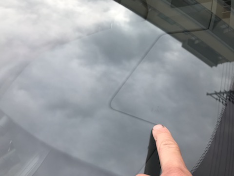 最新レクサス UX200、反対車線からの石でフロントガラス割れても修理可能！