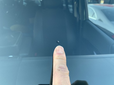 予約なしでも当日に即日修理、フロントガラスが割れたらデントスマイルへ！