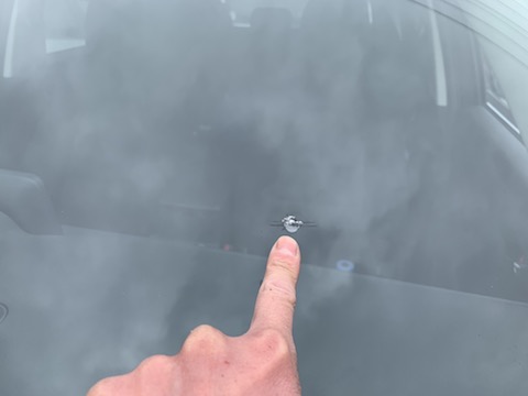 ウインドリペアを断られる500円玉以上の大きなフロントガラスの傷・割れも直します！