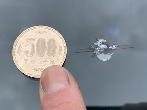 ウインドリペアを断られる500円玉以上の大きなフロントガラスの傷・割れも直します！