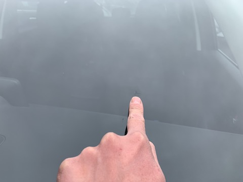 ウインドリペアを断られる500円玉以上の大きなフロントガラスの傷・割れも直します！