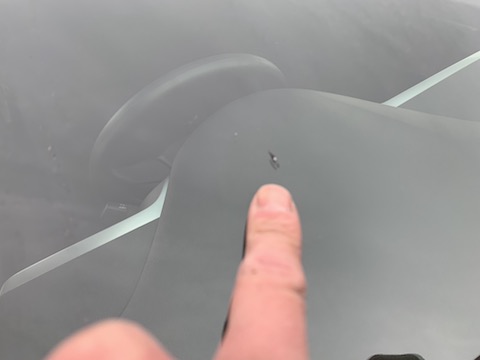 アルファロメオのフロントガラスに傷・割れ！ヒビが伸びる前に即日修理！