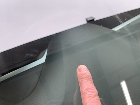 アルファロメオのフロントガラスに傷・割れ！ヒビが伸びる前に即日修理！