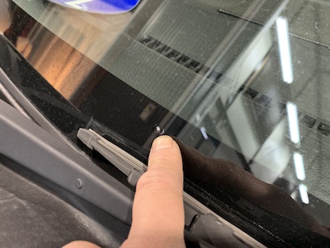 修理出来ないフロントガラスの割れ・傷を直し、予約無くても即日施工！