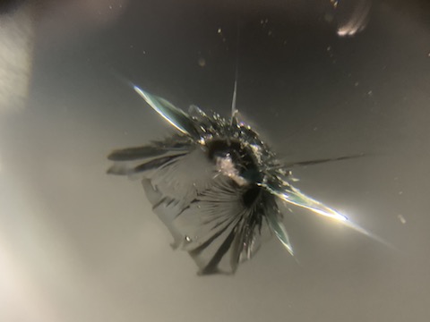 今日フロントガラスに飛び石被害にあったと緊急予約も修理可能です！