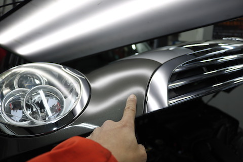 板金塗装で約8万円ほどするヘコミ修理が、デントリペアで1/3以下の価格！