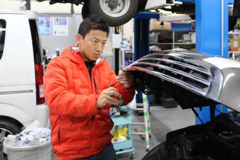 板金塗装で約8万円ほどするヘコミ修理が、デントリペアで1/3以下の価格！