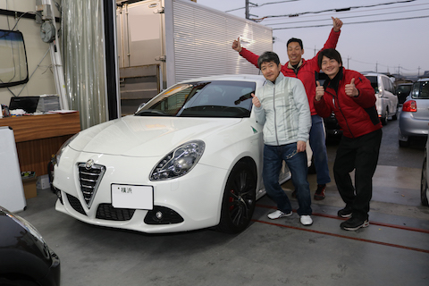 アルファロメオのフロントガラスに傷・割れ！ヒビが伸びる前に即日修理！