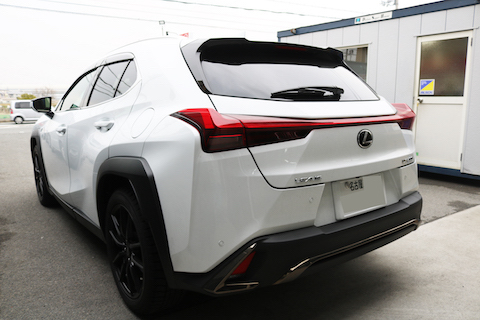 最新レクサス UX200、反対車線からの石でフロントガラス割れても修理可能！