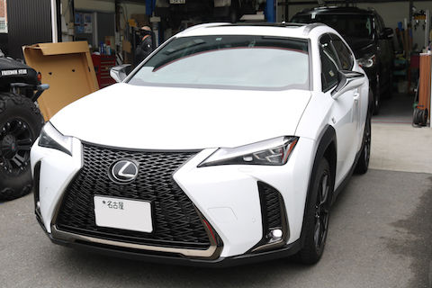 最新レクサス UX200、反対車線からの石でフロントガラス割れても修理可能！