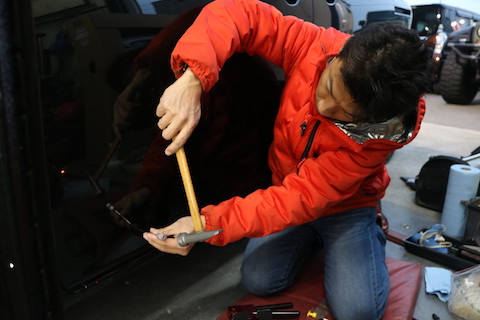 デントリペア出来ない場所でも、引っ張り出して車のヘコミを直します