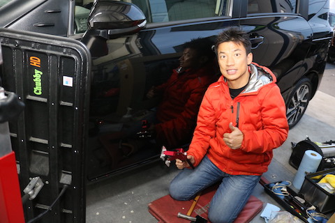 デントリペア出来ない場所でも、引っ張り出して車のヘコミを直します