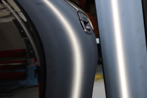 博物館用のお車、オリジナル塗装を守って修理！