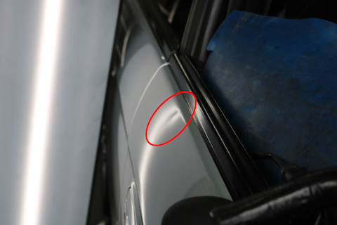 車のドアにヘコミ、難しい端側でもデントリペアで塗装せずに修理！