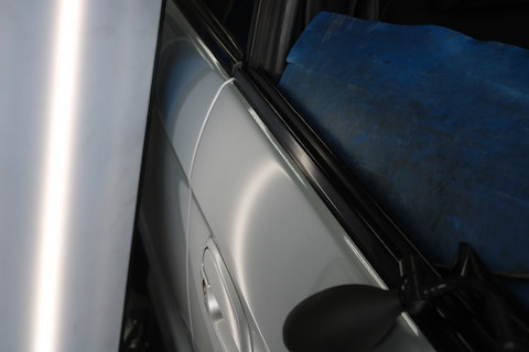 車のドアにヘコミ、難しい端側でもデントリペアで塗装せずに修理！