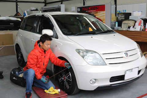 鈑金・塗装の前に一度確認ください。車のヘコミ修理はデントリペアで早くお得に直せるかも！！