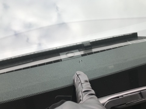 走行中に小石が飛んできて、車のフロンントガラスにヒビが入る事があります！