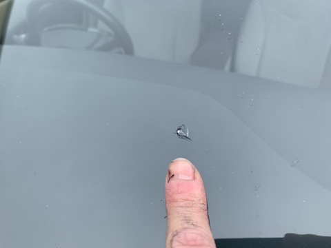 運転中の視界を妨げるフロントガラスの割れ、修理すれば目立たなくなります！