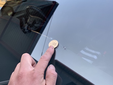 500円玉以上で交換となる飛び石の傷でも、デントスマイルは修理します！