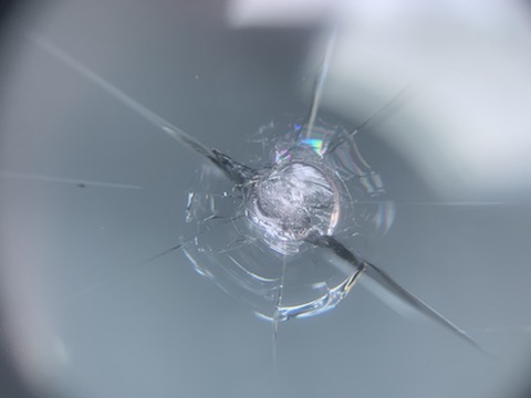 500円玉以上で交換となる飛び石の傷でも、デントスマイルは修理します！