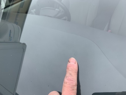 運転中の視界を妨げるフロントガラスの割れ、修理すれば目立たなくなります！