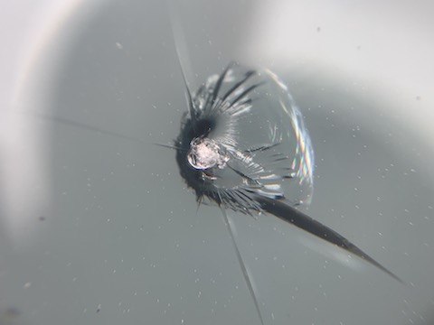 運転中の視界を妨げるフロントガラスの割れ、修理すれば目立たなくなります！