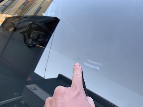 500円玉以上で交換となる飛び石の傷でも、デントスマイルは修理します！