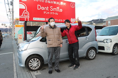 走行中に小石が飛んできて、車のフロンントガラスにヒビが入る事があります！