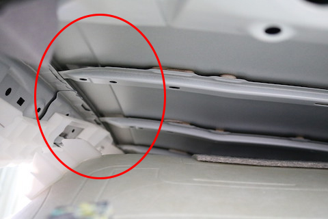 車を洗車中、屋根に手をついて出来たヘコミ、デントリペアが一番良い修理方法！