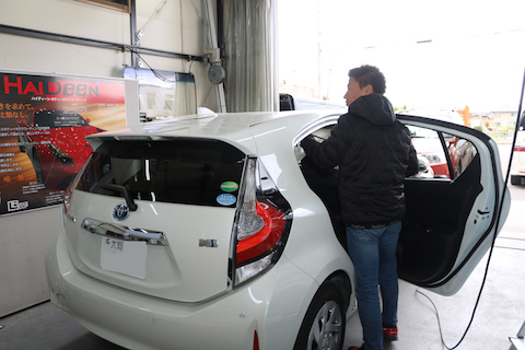 車を洗車中、屋根に手をついて出来たヘコミ、デントリペアが一番良い修理方法！