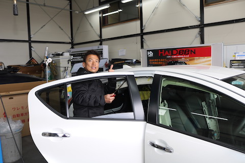 車を洗車中、屋根に手をついて出来たヘコミ、デントリペアが一番良い修理方法！