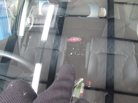 連休中に飛び石被害続出！車屋さんも休み。デントスマイルは連休中も修理しております！