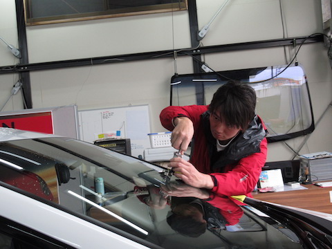 連休中に飛び石被害続出！車屋さんも休み。デントスマイルは連休中も修理しております！