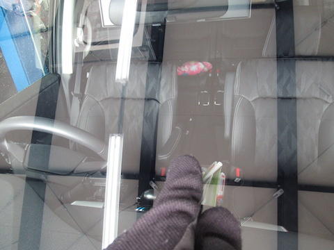 連休中に飛び石被害続出！車屋さんも休み。デントスマイルは連休中も修理しております！