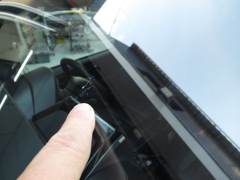 フロントガラス交換と言われた飛び石のひび割れ修理、お任せください！