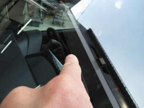 フロントガラス交換と言われた飛び石のひび割れ修理、お任せください！