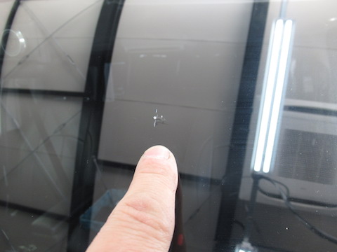 仕事やレジャーで活躍するハイエースのフロントガラス被害は多い！その理由は？