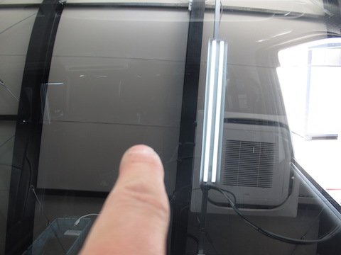 仕事やレジャーで活躍するハイエースのフロントガラス被害は多い！その理由は？