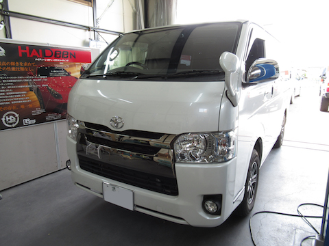 仕事やレジャーで活躍するハイエースのフロントガラス被害は多い！その理由は？