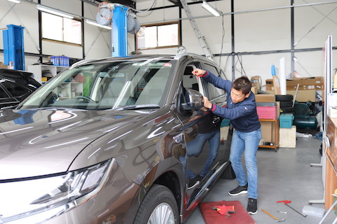 大型連休で満車の駐車場はリスク大！？隣のドアで当てられるドアパンチ被害！！