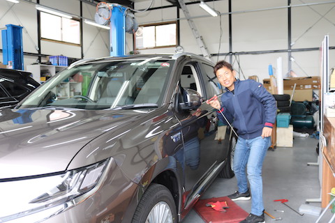 大型連休で満車の駐車場はリスク大！？隣のドアで当てられるドアパンチ被害！！